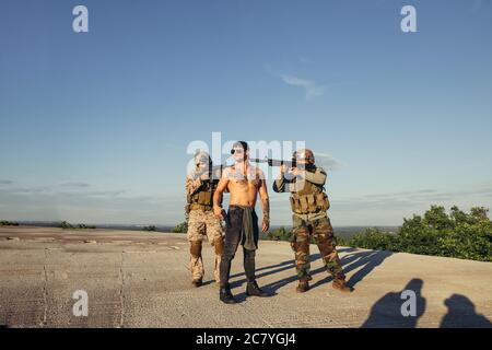 Britische Spezialeinheiten Soldaten gefangen Bandit Geisel. Krieg, Armee und Menschen Konzept. Stockfoto