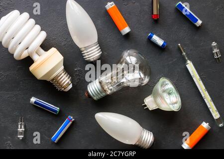 Gefährlicher Abfall auf schwarzem Hintergrund Stockfoto