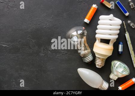 Gefährlicher Abfall auf schwarzem Hintergrund mit Platz für Text Stockfoto