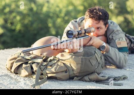 Britischer Armee Scharfschütze während der militärischen Operation in den Bergen. Krieg, Armee, Technologie und Menschen Konzept. Stockfoto