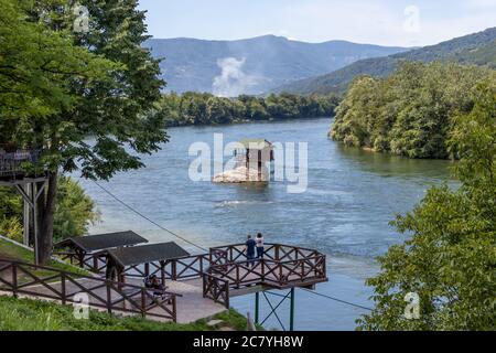 Das Haus am Fluss Drina ist ein Haus aus Holz, das wie eine Hütte auf einem Felsen mitten im Fluss Drina liegt, in der Nähe der Stadt Bajina Basta im Westen Serbiens Stockfoto