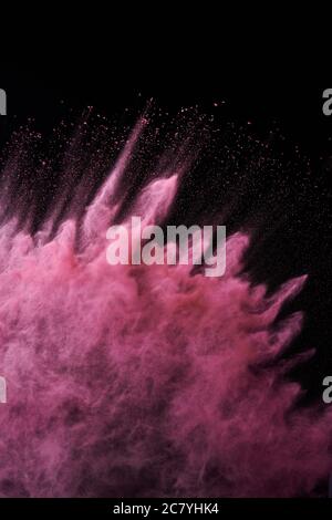 Rotes Pulver, Explosion, schwarzer Hintergrund Stockfoto