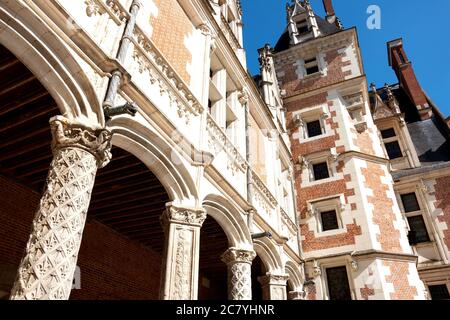 BLOIS, FRANKREICH - 15. JULI 2018: Schöner Innenhof des königlichen Schlosses von Blois. Stockfoto