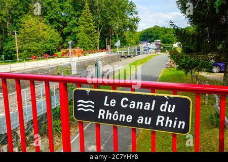 Schleuse am Rhone-Rhein-Kanal in Montreux-Château, Departement Belfort in Bourgogne-Franche-Comté im Nordosten Frankreichs. Stockfoto