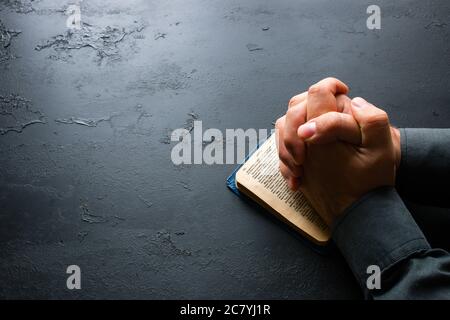 Der Mann betet in der bibel Stockfoto