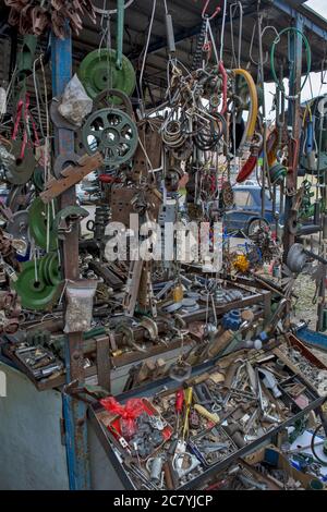 Zrenjanin, Serbien, 10. November 2015. Markt Verkauf von allem und allem alten. Ein Tresen, auf dem verschiedene alte Dinge ausgestellt sind. Flohmarkt. Stockfoto