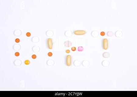 Diät-Text aus bunten Tabletten, Pillen und Kapseln über weiß Stockfoto