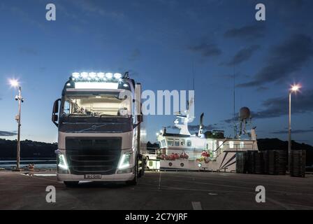 Kinsale, Cork, Irland. Juli 2020. Michael O'Shea von Castletownbere Fishermen's Co-Op, der mit seinem LKW abreisen wird, nachdem er mit einem Hake-Fang von der Trawler Jenny M auf dem Pier in Kinsale, Co. Cork, Irland, geladen hat.- Credit; David Creedon / Alamy Live News Stockfoto