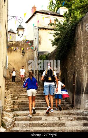 BLOIS, FRANKREICH - 15. JULI 2018: Fans feiern auf der Straße, nachdem die französische Fußballmannschaft das letzte Spiel bei der Weltmeisterschaft 2018 gewonnen hat. Stockfoto