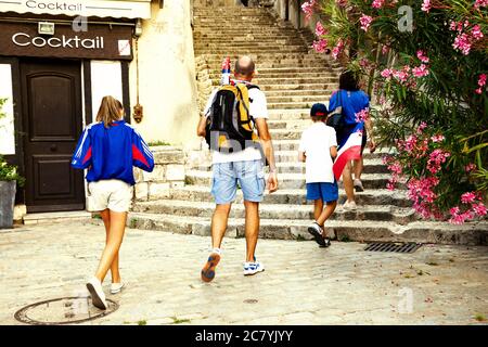 BLOIS, FRANKREICH - 15. JULI 2018: Fans feiern auf der Straße, nachdem die französische Fußballmannschaft das letzte Spiel bei der Weltmeisterschaft 2018 gewonnen hat. Familie von Fans gehen ho Stockfoto