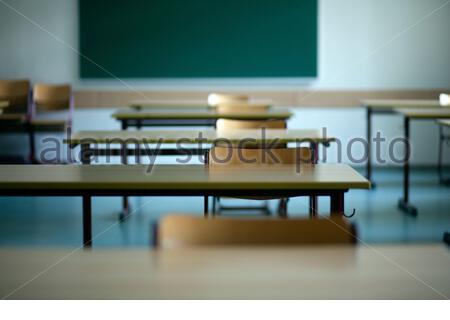 Leere Schulmöbel in einem deutschen Klassenzimmer, wenn die Sommerferien beginnen.Unsicherheit umgibt die Wiedereröffnung der Schulen im September aufgrund von Covid 19. Stockfoto