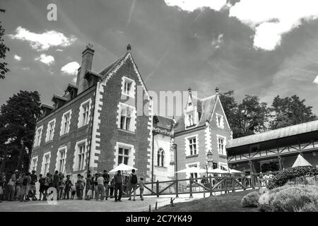 AMBOISE, FRANKREICH - 16. JULI 2018: Touristen besuchen Schloss Clos Luce, wo Leonardo da Vinci lebte in den letzten Jahren des Lebens. Schwarz-weiß Foto. Stockfoto