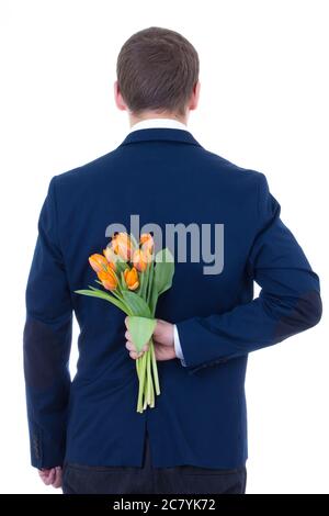 Mann versteckt Blumenstrauß hinter seinem Rücken isoliert auf weißem Hintergrund Stockfoto