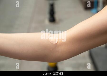 Nahaufnahme der Bandhilfe am Arm Stockfoto