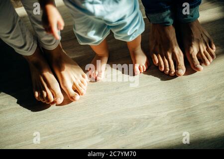 Niedlichen neugeborenen Fuß mit Familienangehörigen. Draufsicht Stockfoto