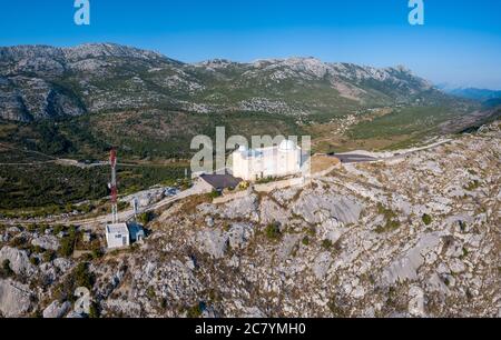 Split, Kroatien - August 15 2019: Ein breites Panoramabild der Mosor-Sternwarte auf dem Mosor-Berg, in der Nähe von Split in Dalmatien, Kroatien. Stockfoto