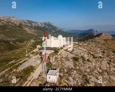 Split, Kroatien - August 15 2019: Ein breites Panoramabild der Mosor-Sternwarte auf dem Mosor-Berg, in der Nähe von Split in Dalmatien, Kroatien. Stockfoto