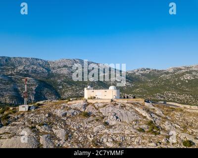 Split, Kroatien - August 15 2019: Ein breites Panoramabild der Mosor-Sternwarte auf dem Mosor-Berg, in der Nähe von Split in Dalmatien, Kroatien. Stockfoto
