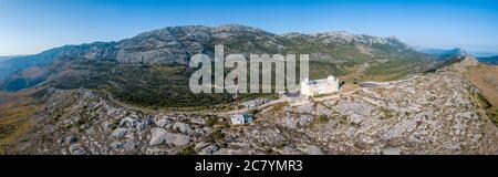 Split, Kroatien - August 15 2019: Ein breites Panoramabild der Mosor-Sternwarte auf dem Mosor-Berg, in der Nähe von Split in Dalmatien, Kroatien. Stockfoto