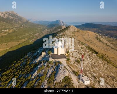 Split, Kroatien - August 15 2019: Ein breites Panoramabild der Mosor-Sternwarte auf dem Mosor-Berg, in der Nähe von Split in Dalmatien, Kroatien. Stockfoto