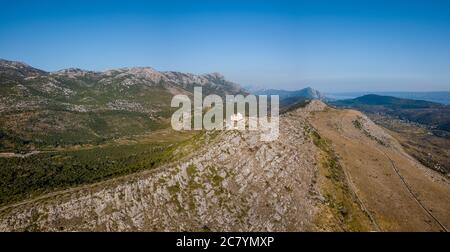 Split, Kroatien - August 15 2019: Ein breites Panoramabild der Mosor-Sternwarte auf dem Mosor-Berg, in der Nähe von Split in Dalmatien, Kroatien. Stockfoto