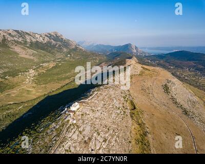 Split, Kroatien - August 15 2019: Ein breites Panoramabild der Mosor-Sternwarte auf dem Mosor-Berg, in der Nähe von Split in Dalmatien, Kroatien. Stockfoto