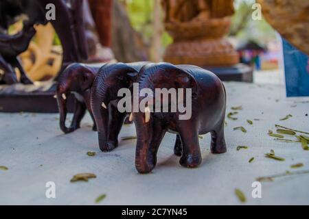 Handgefertigter Elefant aus Holz von surajkund Handwerksmesse Stockfoto