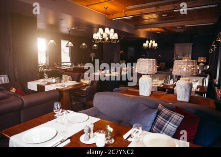 Innenausstattung des Restaurants. Klassisches, exquisites Design. Low-Taste Stockfoto