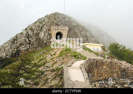 Alte Treppe und Tunnel auf dem Lovcen Berg in Montenegro Stockfoto