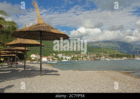 Strohschirme am Strand in Tivat, Montenegro Stockfoto