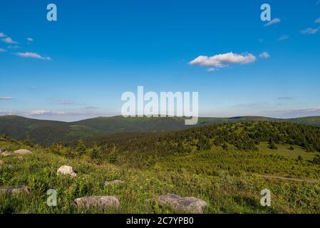 Praded, Petrovy kameny, Vysoka Loch und Vresnik Hügel vom Dlouhe Strane Hügel Gipfel in Jeseniky Berge in der Tschechischen republik Stockfoto