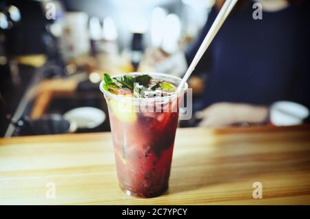 Barkeeper macht Mojito-Cocktail. Prozess der Barkeeper in Bar.Minze Blätter, Eis, Limette - Zutaten für Getränke in Nachtclub Stockfoto