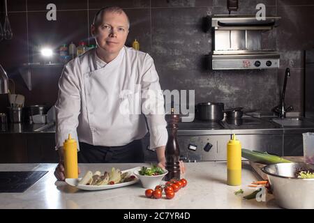 Koch in der Hotel- oder Restaurantküche Stockfoto
