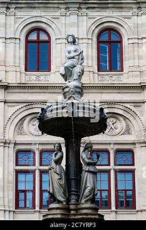 Wiener Staatsoper in Österreich, Detail der Fassade und der Brunnen vor dem Theater Stockfoto