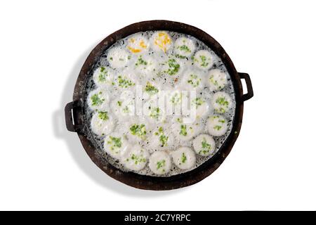 Kanom Krok oder eine Art thailändisches Süßfleisch, thailändisches Dessert auf einem Tablett, das Süßigkeiten auf weißem Hintergrund macht. Stockfoto