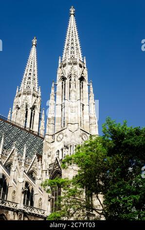 Glockentürme und Türme der berühmten neugotischen Votivkirche in Wien, erbaut von Erzherzog Ferdinand Maximilian nach dem gescheiterten Assassi Stockfoto