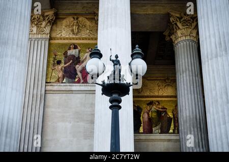Österreichisches Parlamentsgebäude in Wien (Österreich), Detail der Außendekoration über der Fassade, mit Straßenlaterne und Säulen Stockfoto