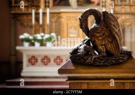 St. Elisabeth Pfarrkirche (katholische elisabehkirche) in Wien, Österreich. Interieur mit Detail der Holzchor Dekoration Stockfoto