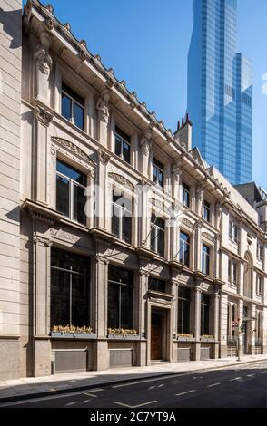 Schräge Ansicht der Haupt (Süd) Höhe mit Blick nach Nordosten, mit 22 Bishopsgate hoch über dem Gebäude. Aufnahme während der Covid 19-Sperre. 73 Cornhill Stockfoto