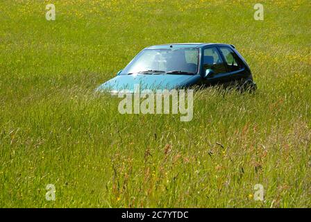 Auto, offenbar in gutem Zustand, in einem Feld von Kulturen aufgegeben Stockfoto