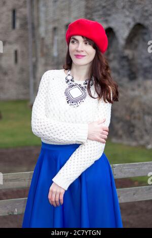 Junge schöne Frau in der alten Stadt Tallinn, Estland Stockfoto