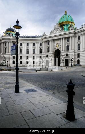 Die Hofburg in Wien, altes barockes Kaiserhaus. Eingang des St. Michael Flügels am Michaelerplatz Stockfoto