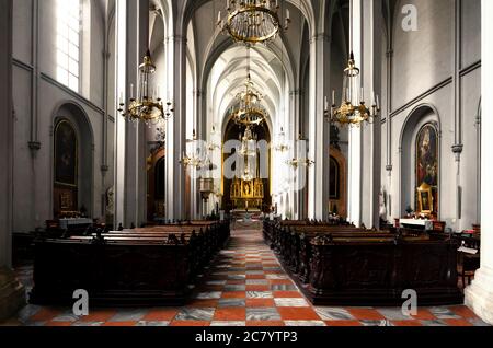 Augustinerkirche in Wien, Österreich. Blick auf das Hauptschiff Stockfoto