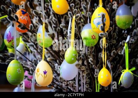 Traditionelle bemalte ostereier hängen von einem dekorativen Baum Stockfoto