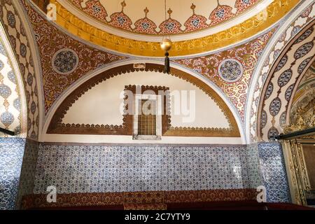 ISTANBUL, TÜRKEI - 05. JULI 2020: Innenansicht des Kaiserlichen Rates im Topkapi Palast Stockfoto