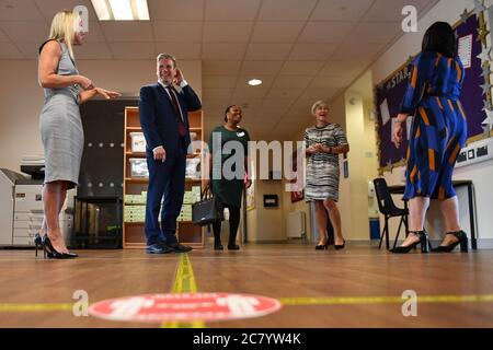 Der Parteivorsitzende Keir Starmer (zweite links), der Abgeordnete Taiwo Owatemi aus Coventry Nord-West und die Schattenpädagogin Kate Green (zweite rechts), besuchten die Whitmore Park Primary School in Coventry. Stockfoto