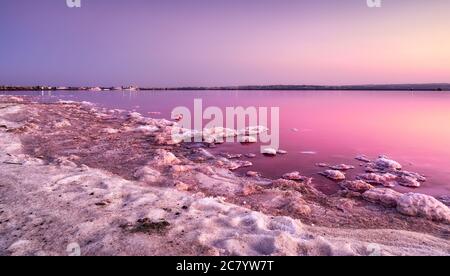 Wunderschöne und ruhige Sonnenuntergangslandschaft am rosa Salzsee von Salinas de Torrevieja in Alicante, Spanien, die zum Naturpark Mata gehört Stockfoto