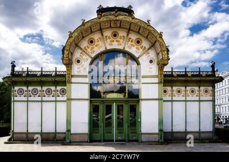 Karlsplatz Stadtbahn Station in Wien (Österreich), alter U-Bahn-Pavillon aus dem 19. Jahrhundert jugendstil-Architektur Stockfoto