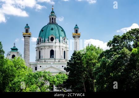 Die Fassade der Karlskirche in Wien, Österreich, von den öffentlichen Gärten des Karlsplatzes aus gesehen Stockfoto