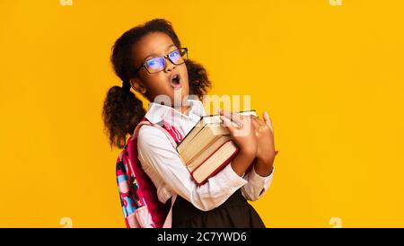 Schwarz Schulmädchen Gähnend Holding Bücher Posiert Über Gelben Hintergrund, Panorama Stockfoto